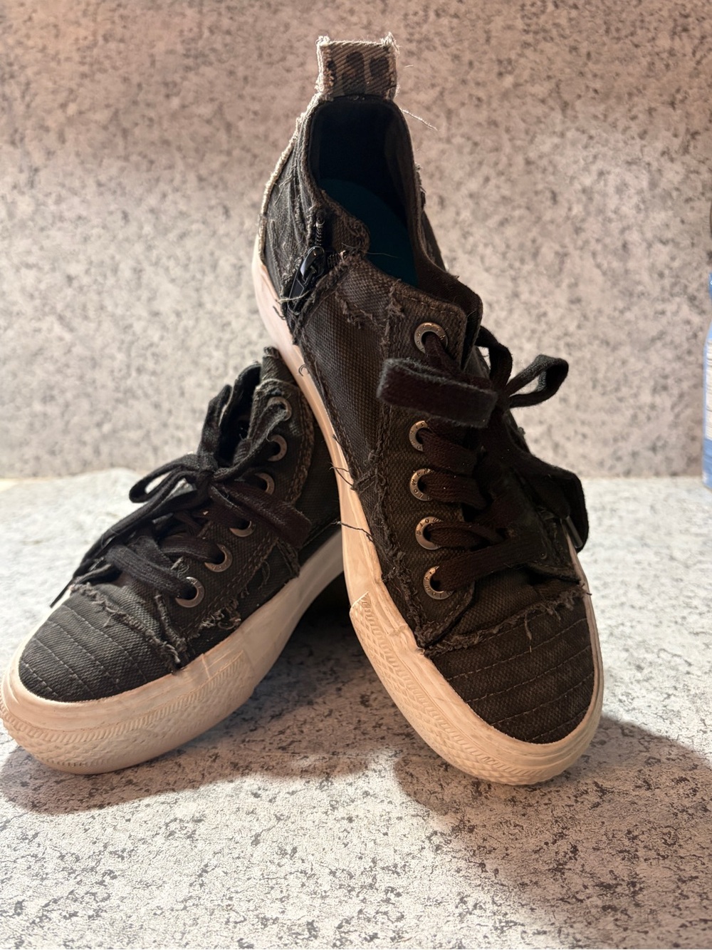 Blowfish Malibu Sneakers/Distressed Charcoal Gray Leopard Print.
Size7
